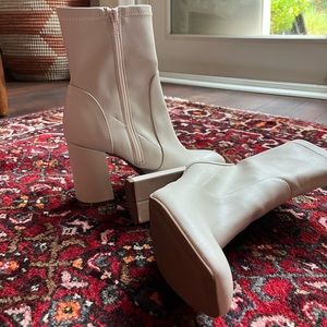 Retro white ankle boots size 9.5 women’s
